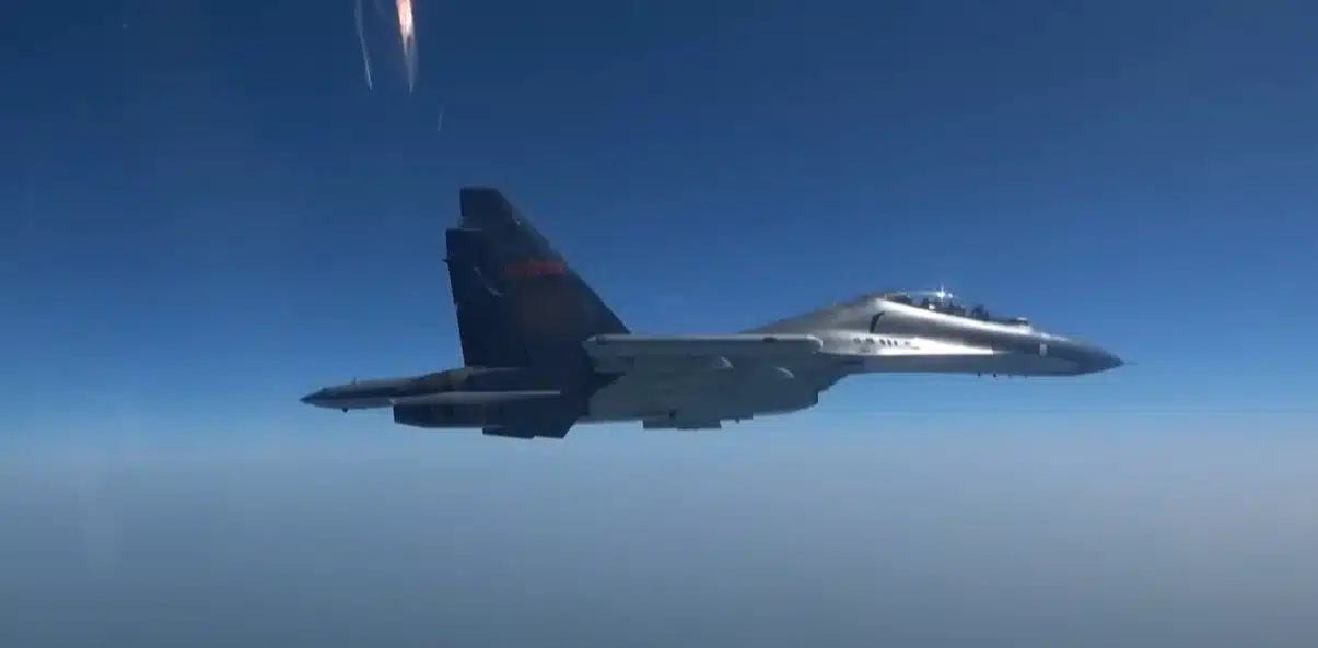 Китайский военный самолет скриншот