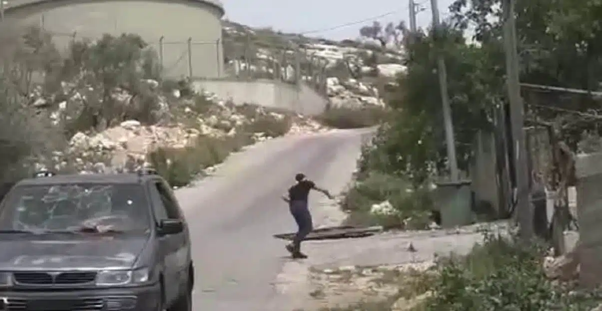 Террорист бросает камни в солдата ЦАХАЛа скриншот