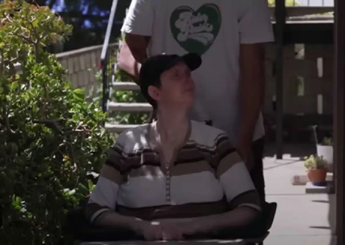 Женщина в инвалидной коляске скриншот