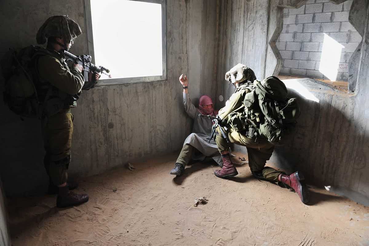 Бойцы ЦАХАЛа берут в плен террориста фото