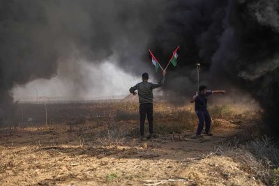 Демонстрация палестинцев на границе Газы фото