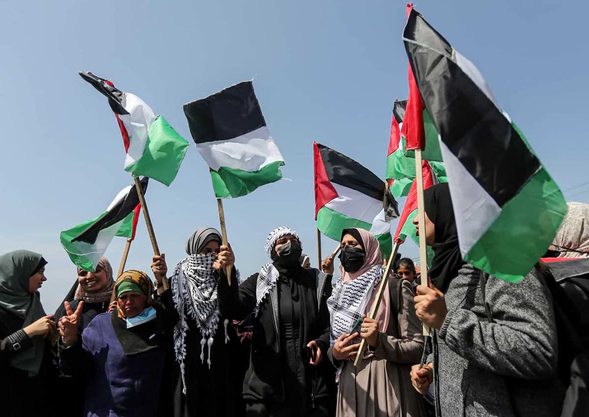 Палестинки празднуют убийства израильтян фото