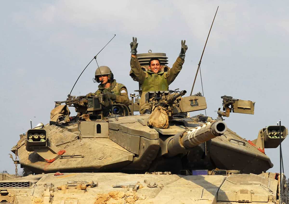 Военнослужащие ЦАХАЛа на танке Меркава фото