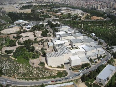 В Музее Израиля впервые представили редкий многокамерный каменный контейнер