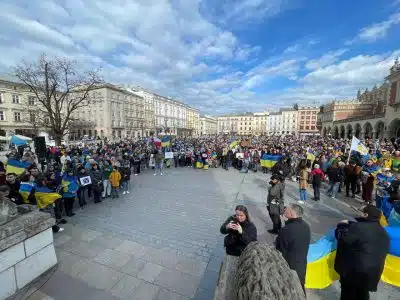 Мир остается с Украиной: сотни тысяч человек собрались, чтобы поддержать украинцев – фото 09.05.2025