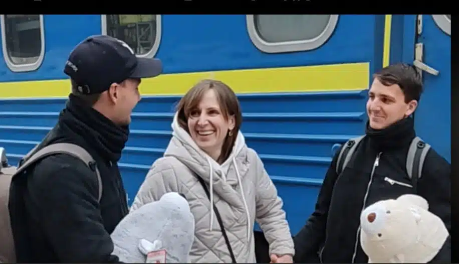 Елена Ельмина с сыновьями фото