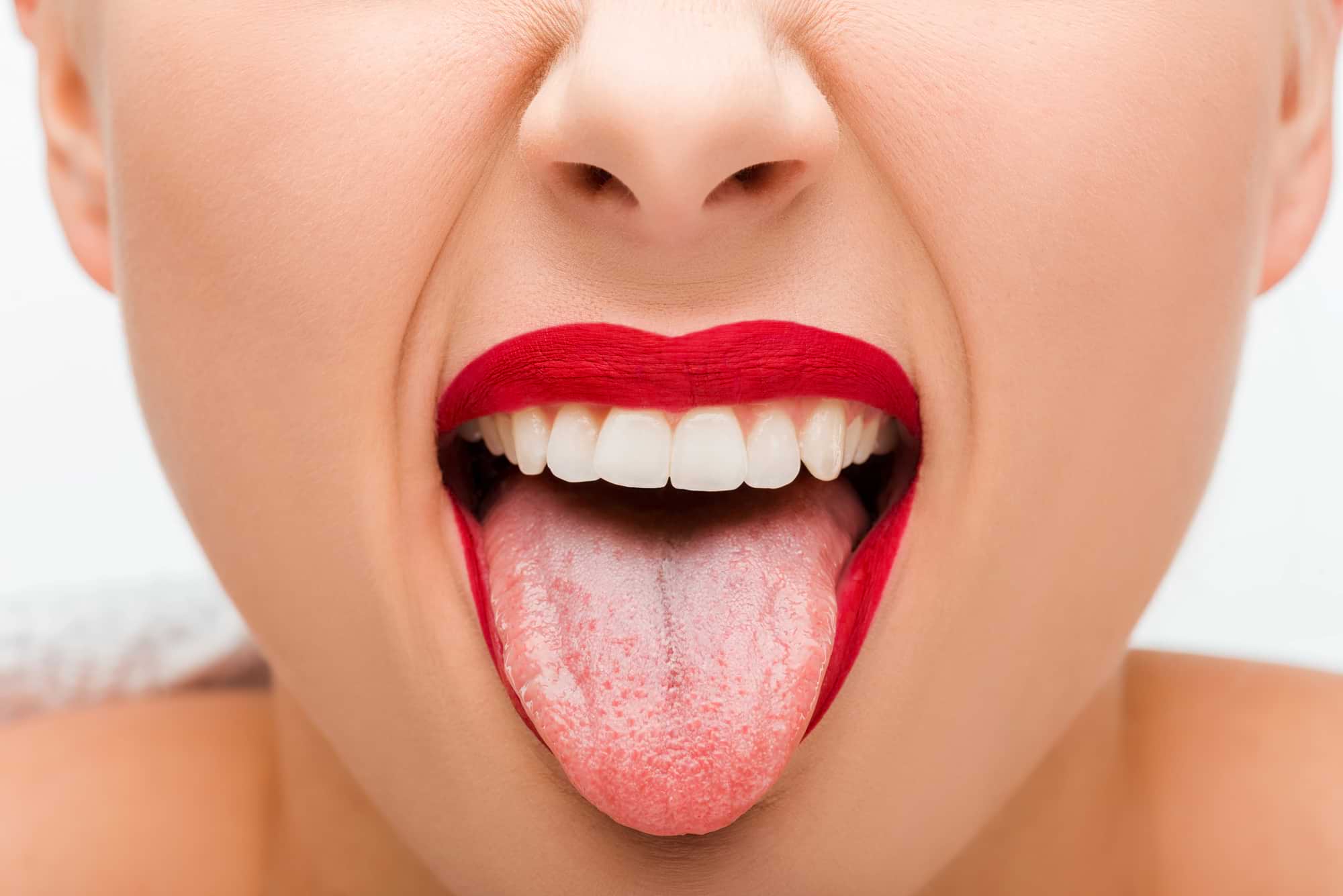 Женщина показывает язык и зубы фото