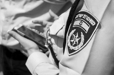 Полицейского арестовали за нападение на демонстрантку в Тель-Авиве