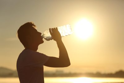 мужчина, бутылка, солнце фото