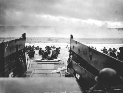 Высадка войск американской 1-й пехотной дивизии. Пляж «Омаха». Утро 6 июня 1944 года фото