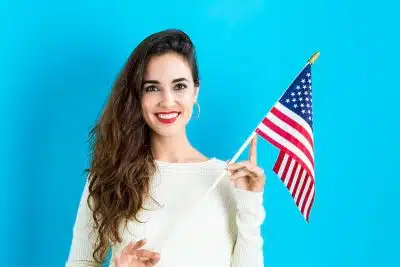 Девушка с флагом США фото