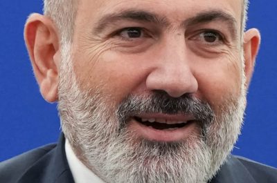 Скандал в Армении: Пашинян предложил главе церкви осмотреть его половой орган