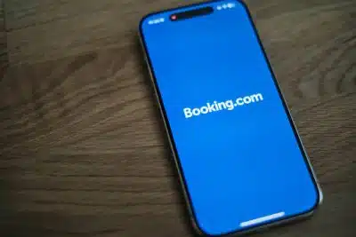 Booking.com на смартфоне фото