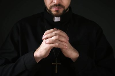 Интимный скандал в церкви: епископ встречался с 17 женщинами и отправил случайные фото уборщице