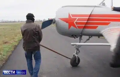 аэродром с антидроновыми Як-52 скриншот с видео