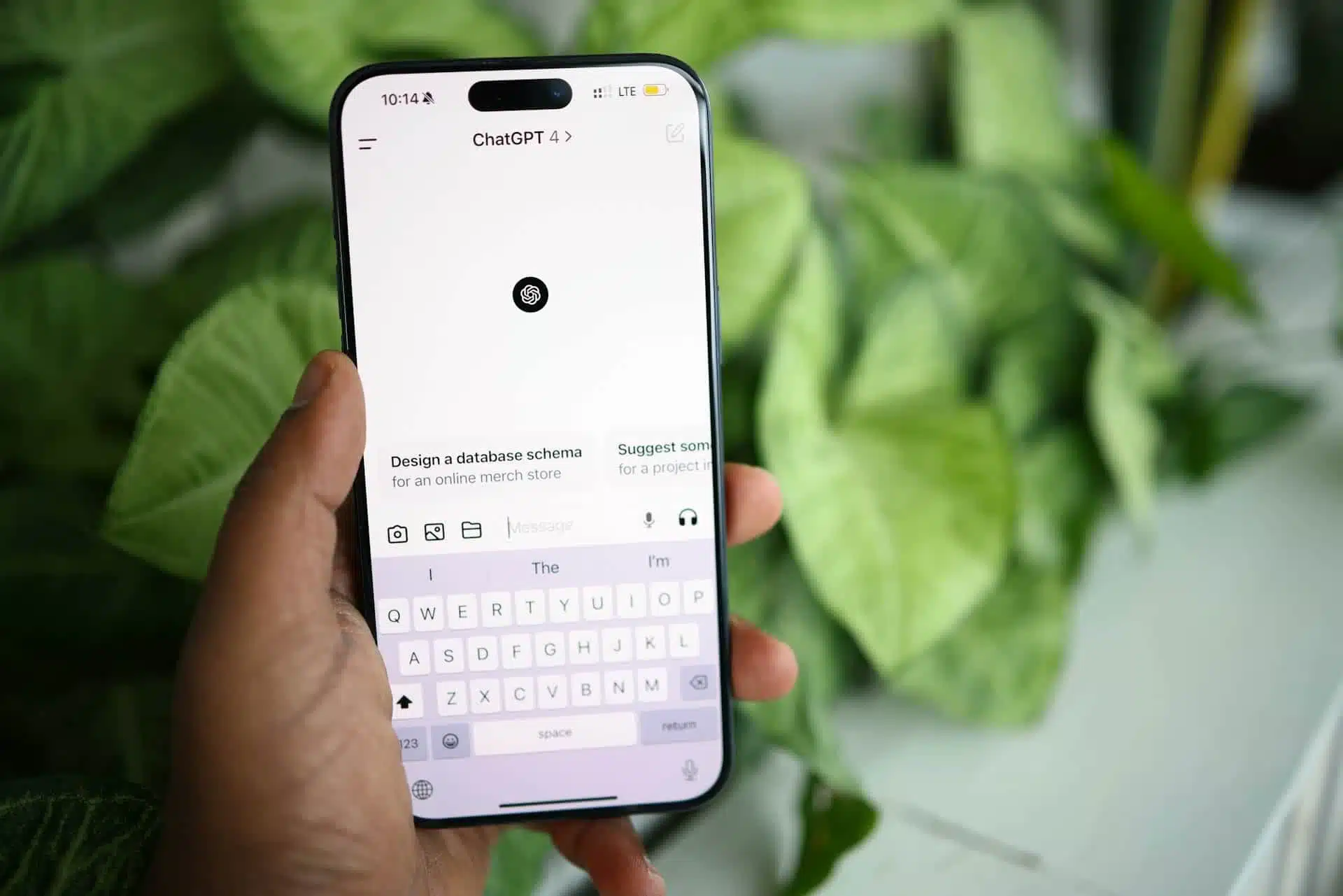 ChatGPT на смартфоне фото