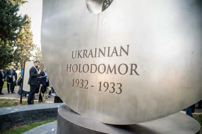 Памятник жертвам Голодомора в Украине фото