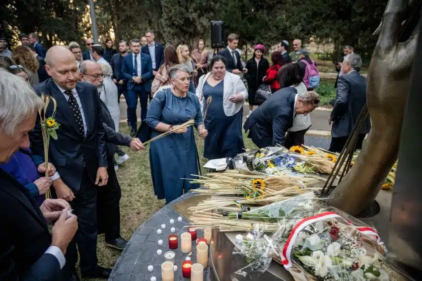 Памятник жертвам Голодомора в Украине фото