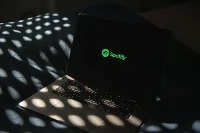 Spotify на ноутбуке фото