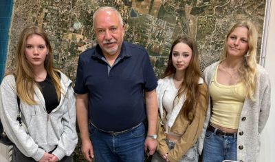 Авигдор Либерман на встрече со школьницами фото