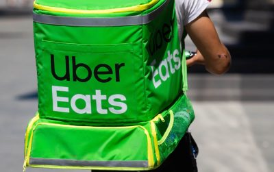 Курьер Uber Eats фото