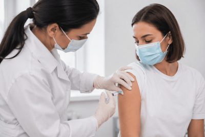 Женщине делают укол фото