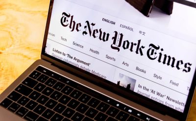 Сайт The New York Times, открытый на ноутбуке фото